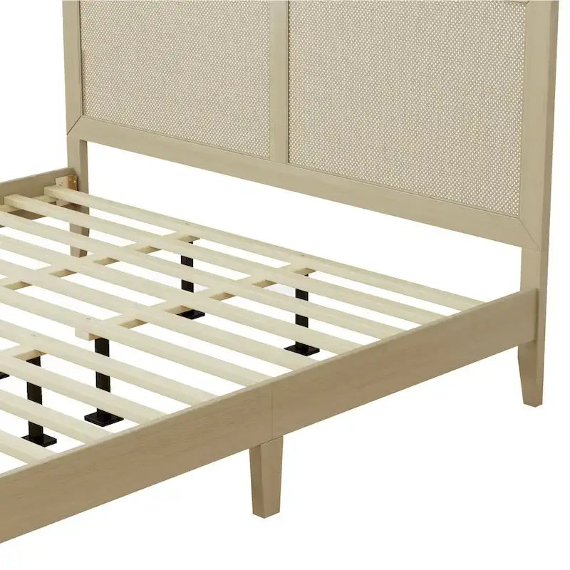 Letto a piattaforma matrimoniale in legno massello con testiera in rattan intrecciato, capacità 360 kg