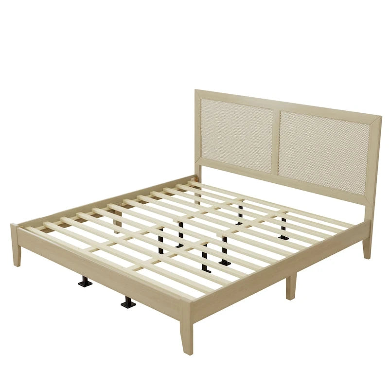 Letto a piattaforma matrimoniale in legno massello con testiera in rattan intrecciato, capacità 360 kg