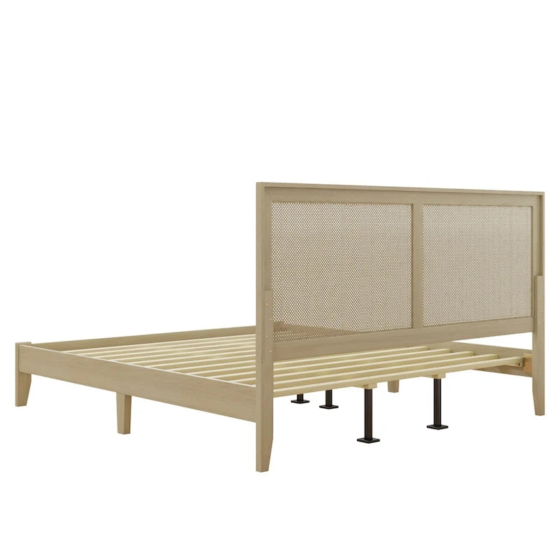 Letto a piattaforma matrimoniale in legno massello con testiera in rattan intrecciato, capacità 360 kg