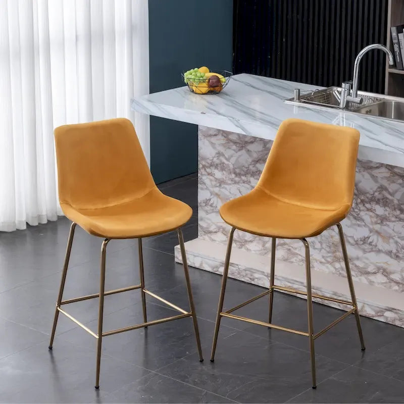 Set di 2 sgabelli da bar in velluto altezza penisola, gambe dorate, seduta 67 cm