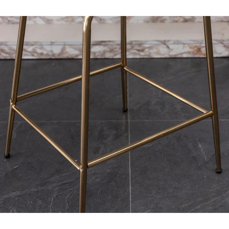 Set di 2 sgabelli da bar in velluto altezza penisola, gambe dorate, seduta 67 cm