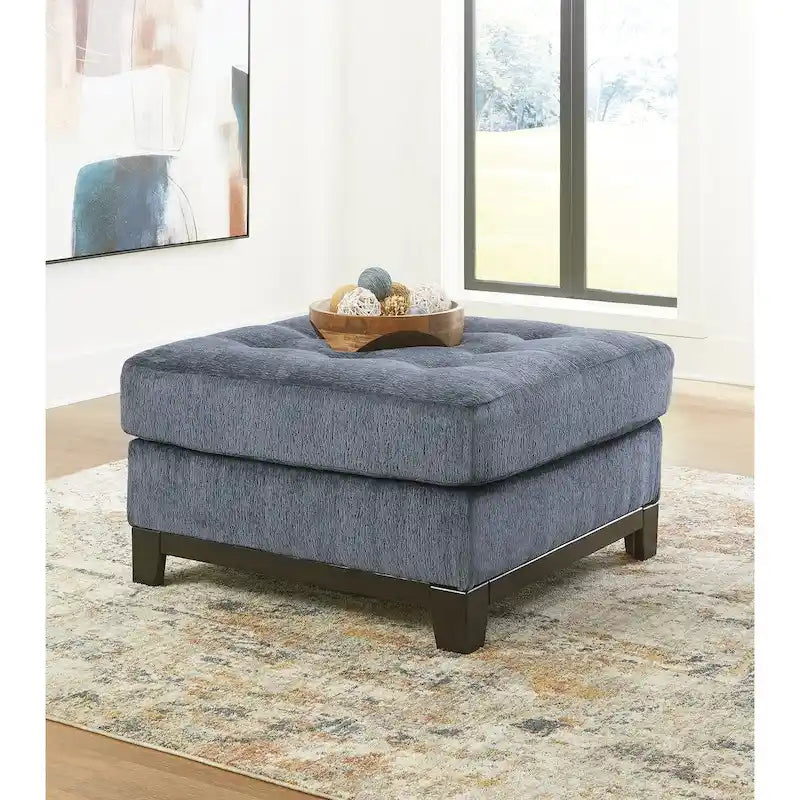Pouf oversize trapuntato con rivestimento in poliestere e base con finitura in legno