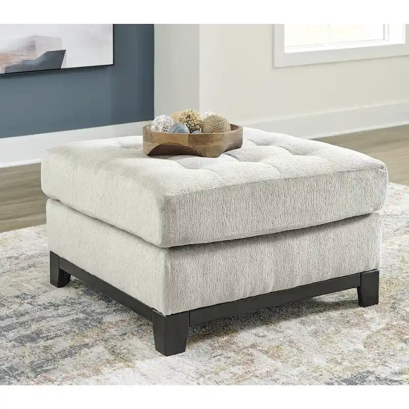 Pouf oversize trapuntato con rivestimento in poliestere e base con finitura in legno