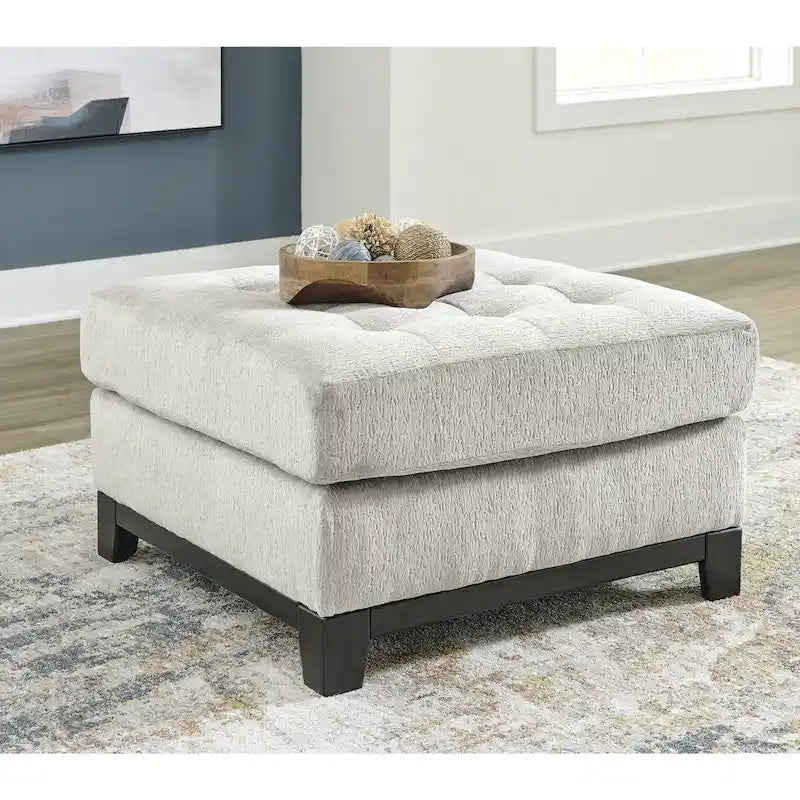 Pouf oversize trapuntato con rivestimento in poliestere e base con finitura in legno